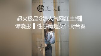 新来的年轻小骚妹子全程露脸跟狼友发骚，互动狼友听指挥玩弄逼逼，跳蛋塞逼里自慰，撅着屁股自己抠好多淫水