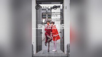 色魔摄影师诱惑极品身材的美女模特拨开粉嫩的鲍鱼