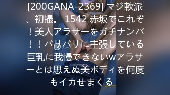 看样子这个眼镜小妹是刚刚刮完毛毛