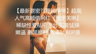   当着两个闺蜜的面，苗条妹子和男友无套啪啪，大屌多角度操逼，白浆很多