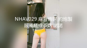 花裙子小美女，蛮可爱的，脱下内裤肉肉的屁股坐下尿尿，卡哇伊哦！