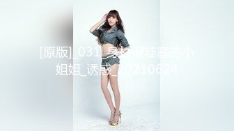 大屁股骚奶子黑丝诱惑颜值也还不错的无敌骚浪贱，让小 哥床上放肆抽插，奶子乱晃叫的骚，后入双插菊花逼逼