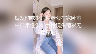  带小姐妹玩双飞，全程露脸一起伺候大哥的鸡巴，深喉交轮流爆草主动上位