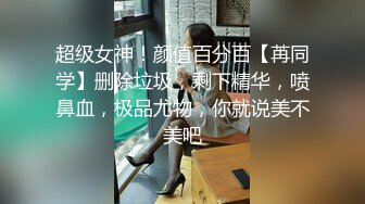  真实母女乱伦，胡萝卜两端分别霸占两个淫穴，母亲插大头胡萝卜，小女儿插小头