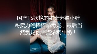 长发纹身女喜欢裸睡来尿尿也是真空