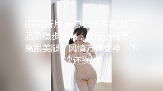 哇塞  扒开女人阴道近距离用手电照明观看阴道内壁