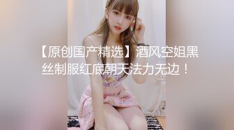 微胖肉嘟嘟的金發小美女，清純又可愛，脫下內內，雙指同時插入扣弄