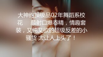 小哥和朋友借着酒精约上炮友在客厅里上演三人行双龙打桩玩(下) 