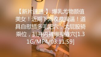   夫妻3P记，浴缸旁这一幕，单男在后面帮老婆洗逼逼，老公在前面堵住嘴巴，分工合作真的感人！