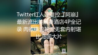 万达超市小脸妹妹服务员，身材娇小温柔型的眼镜女孩，工作不忙来上厕所，我拍下了她的小粉穴。