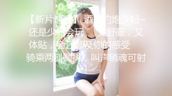 小奶狗面无表情任凭主人玩弄抽插