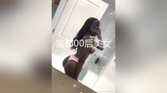 牛仔裤极骚外围女 扒下裤子揉捏奶子 掰穴舔逼扶着沙发后入