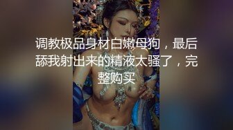 【新片速遞】 丰满性感的熟女露脸制服诱惑，吊钟奶子，床上道具深插，刺激阴蒂