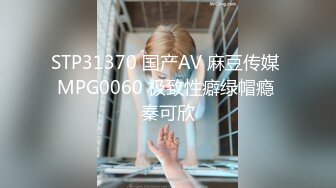 放假趴窗偷窥隔壁家的媳妇洗澡 光着身子晃悠