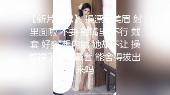 笑起来甜美短裙妹子 近距离特写跪着深喉口交 骑上来整根插入