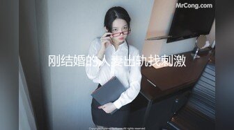 ❤️ ❤️Stripchat站，短发气质小姐姐【MegLinda】小尺度诱惑，舔假屌深喉吸吮，脱下内裤叼嘴里