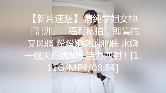 商场女厕隔着挡板欣赏两个营业员,一个唇缝紧闭另一个外翻成0型