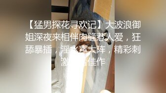 商场女厕全景偷拍两个美女的肥鲍鱼 卧槽!无意中发现还有一个小伙也在趴下看美女的B