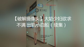  黑客破解家庭网络摄像头偷拍 两个巨乳少妇日常生活在客厅和老公啪啪