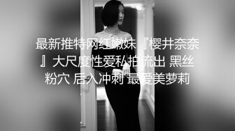 花臂纹身黑衣妹子