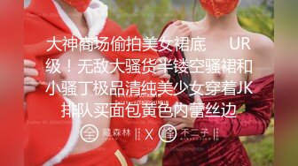 美女下面我不知道这是什么东西，反正是出了很多。