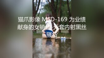 女神级女友沙发上温柔口交，白袜上位抽插