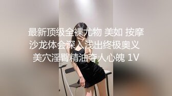 抖音巨乳网红李雅晚上寂寞难耐小区附近溜达搭讪18岁楞青小伙把他带回家玩弄，满足她的兽欲