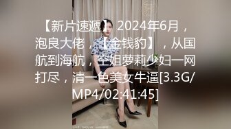 新晋气质无毛大美女居家激情啪啪，脱掉丁字裤舔弄大屌，主动骑乘整根插入，后入撞击脸对着镜头，操自己振动棒自慰