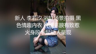 时装模特和摄影师大胆模仿优衣库在试衣间打炮