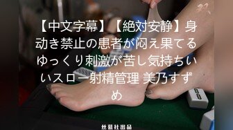 骚货脱下牛仔短裤在地板玩无毛嫩穴玩到潮吹喷尿，地上到处都是