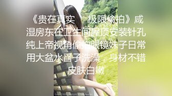 曾经的网吧公厕网红脸女王，强力回归，再现公厕4个手指插穴