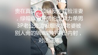 妹子边晾衣服边跟人视频聊天露出奶子