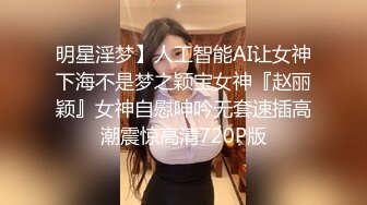 美腿美眉穿着黑丝来约会，男友肯定受不了啊，狂舔丝袜