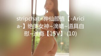 清纯小美女露脸深夜陪狼友撩骚，全程露脸逼逼粉嫩奶子还不小，揉奶玩逼特写展示，隔着屏幕要舔哥哥大鸡巴