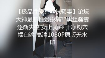 淫荡美女小骚货，被调教的很听话，吸吮舔屌，口活很棒，自己骑上来操，操的还不够自己扣，美女太骚了