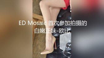 【新片速遞】　酒店女厕双镜头偷拍❤️极品牛仔裤少妇的肥美大鲍鱼