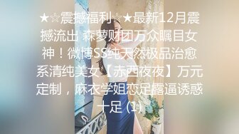 商场女厕全景偷拍挎包短裙美少妇前后围着她拍了一圈 (1)