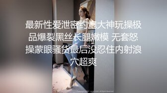 跟随偷窥跟闺蜜逛街的漂亮小姐姐 皮肤白皙 小骚丁全部卡在大屁屁里面了