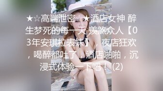 G奶爆乳骚熟女3P伺候，尽情揉捏大奶子，两根JB轮流舔太骚了，扛起腿爆操前后夹击-