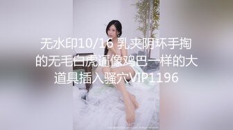 70后美妈妈 ·不惧时光优雅到老~ 很有气质很有品味，车库和弟弟乱伦，精液堵塞了骚穴！