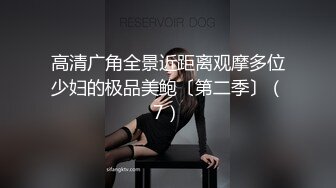    妹妹户外干活，在后山摘着东西，肚子饿了就停下来找哥哥要棒棒吃，吃得可真香