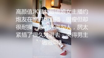 夏天洗澡不關窗的母女倆,翹立的乳頭和稀疏的陰毛真想沖進去玩個3P