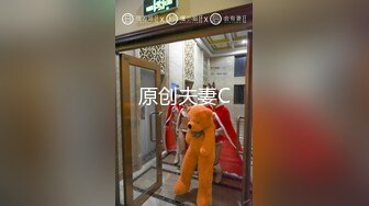 抄底跟小男友逛街的漂亮美眉