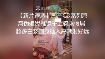  牛仔短裤大长腿贫乳美女和炮友居家啪啪，近距离特写口交舔屌，翘起屁股舔逼后入撞击美臀