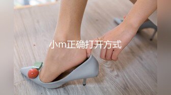  G奶肉感极品美女，吊带小背心多兜不住，无毛一线天肥穴，振动棒猛捅自慰，高潮流出白浆