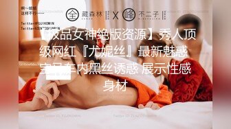 【YZWCD】YC187美女专心挑化妆品！弯腰CD蕾丝边粉内！