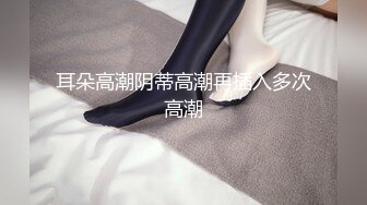 《爱情故事》网聊没多久的良家少妇，吃饱喝足再开始操，撩起衣服吸吮奶子，够骚激吻调情，转战床上激情爆操