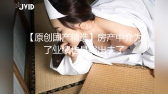 漂亮小骚妇过来找我玩,把她摁在床上，女：你别弄一会她回来了，男：回来就回来呗~来嘛来嘛！！