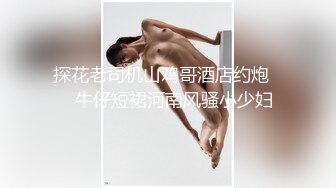 【黑丝长腿御姐调教2个男奴】皮鞭抽脸辱骂，要求男狗爬过来舔脚