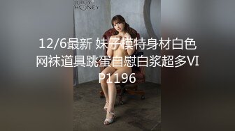 商场女厕全景偷拍极品美女 紧身牛仔老爹鞋站起身展示极品少毛肉坑